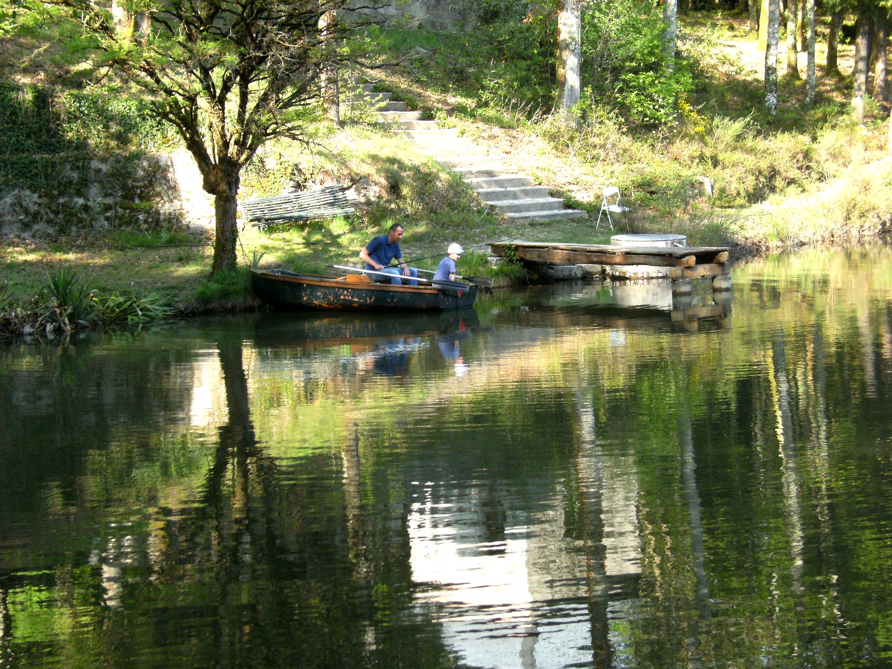 Ponton et reflets du printemps sur l'étang — propriété avec étang et forêt à vendre en Charente